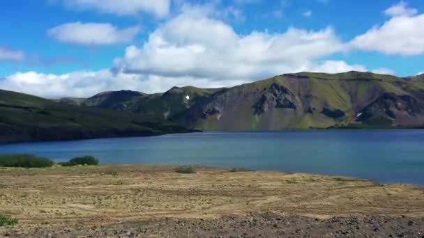Вид на озеро, берег та гірський масив. Росія, Камчатка — стокове відео