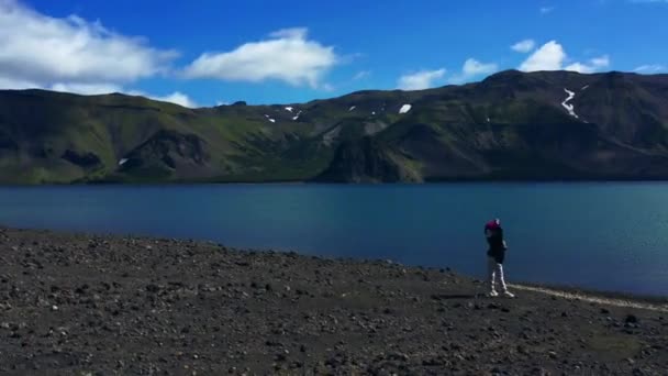 Luftpanorama von Berg, See und Mensch an der Küste. Kamtschatka, Russland. — Stockvideo