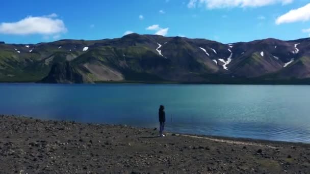Paisaje panorámico aéreo de montaña, lago y mujer en la playa.Kamchatka, 4k. — Vídeo de stock