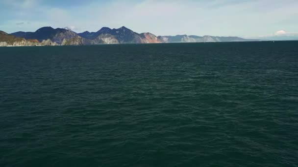 空中的海景突然出现的虎鲸和海岸与山。堪察加半岛 — 图库视频影像