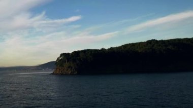 Ufukta deniz, kıyı ve dağın havadan dikey manzarası. Kamçatka, Rusya