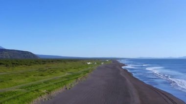 İzlanda 'daki kum ve çim kıyısında hava uçuşu.
