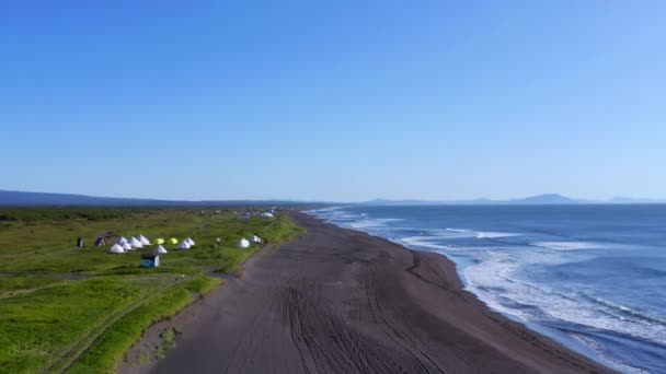 Vuelo aéreo sobre la poco conocida playa de arena y hierba en Islandia — Vídeos de Stock