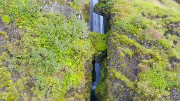 Sorvolando il crepaccio vicino alla famosa cascata Gljufrabui in Islanda — Video Stock