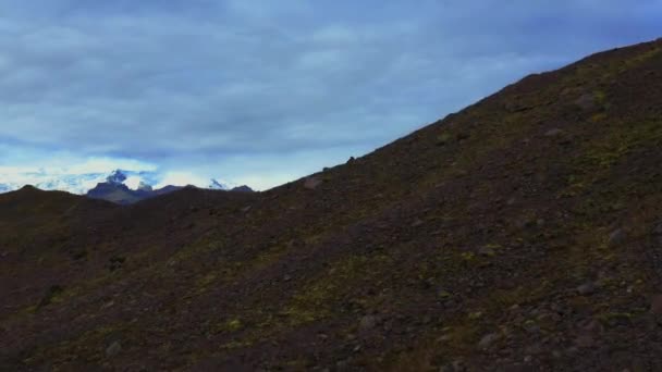 Luchtvlucht over de stenen heuvel met een prachtig uitzicht op de IJslandse natuur — Stockvideo