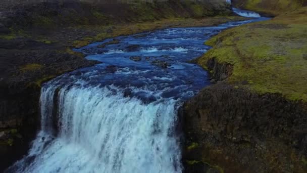 Полет над колоссальными полями, водопадами и водопадами в Исландии. — стоковое видео
