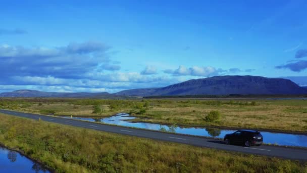 Paisagem panorâmica aérea de floresta, lagoas, montanha, carro na estrada na Islândia — Vídeo de Stock