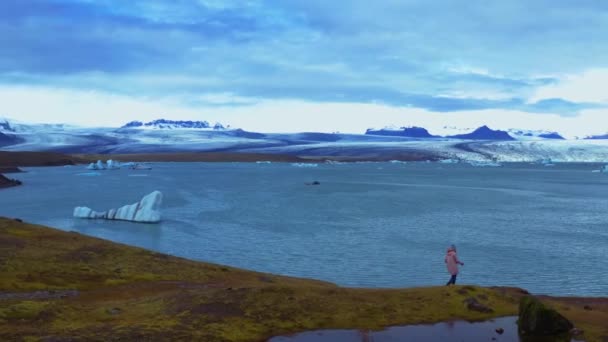 Paisaje panorámico aéreo con glaciares islandeses, lago, cordillera y niña — Vídeo de stock