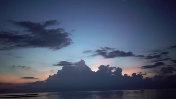 Zeitraffer von der Küste der Malediven mit Wolken und Himmel — Stockvideo