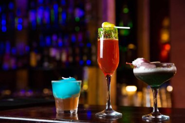 Barın arka planında alkollü kokteyl