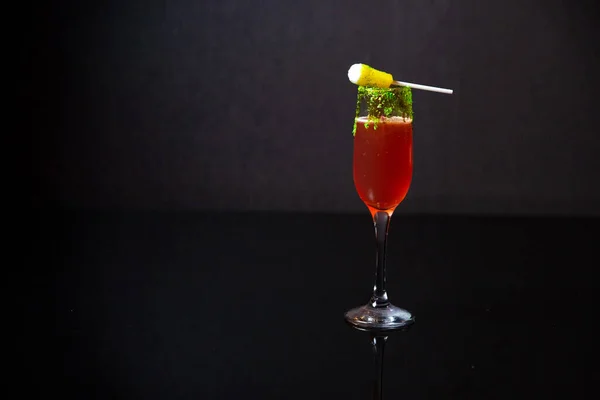 Schöner Cocktail Auf Schwarzem Hintergrund — Stockfoto