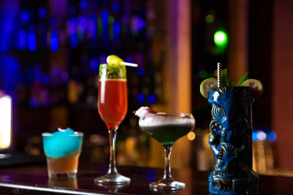 Cocktail Alcolico Sullo Sfondo Del Bar — Foto Stock