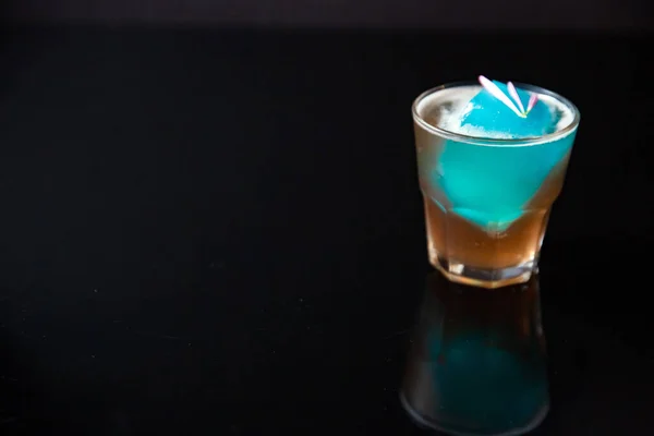 Vacker Cocktail Svart Bakgrund — Stockfoto