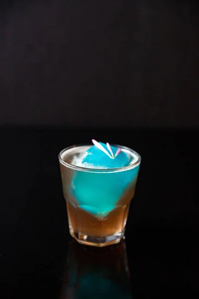 Beau Cocktail Sur Fond Noir — Photo