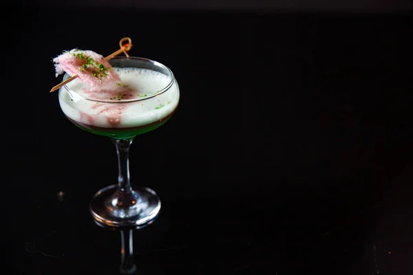 Vacker Cocktail Svart Bakgrund — Stockfoto