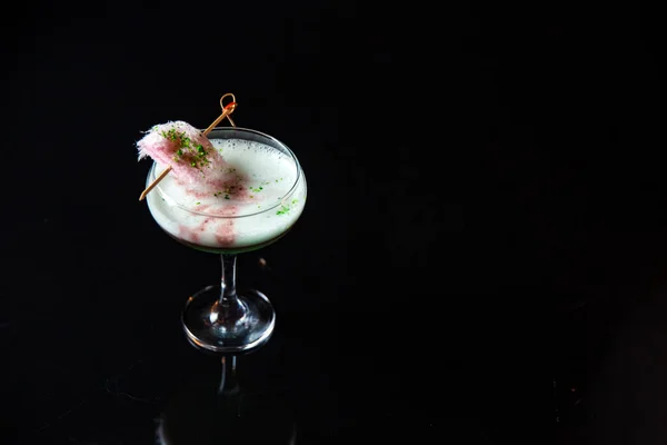 Bel Cocktail Sfondo Nero — Foto Stock