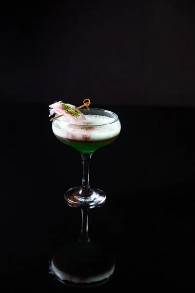 Beau Cocktail Sur Fond Noir — Photo