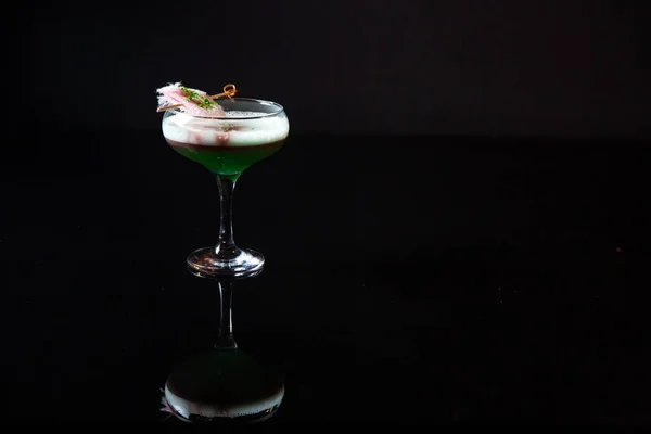 Bel Cocktail Sfondo Nero — Foto Stock