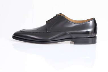 Beyaz arka planda siyah erkek ayakkabıları.