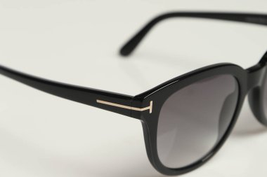 Beyaz arka planda izole edilmiş modern moda gözlük.