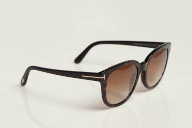 Beyaz arka planda izole edilmiş modern moda gözlük.