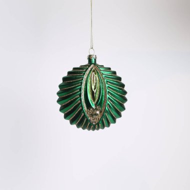 Noel balosu, beyaz arka planda güzel Noel oyuncakları