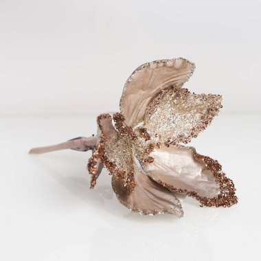 Noel balosu, beyaz arka planda güzel Noel oyuncakları