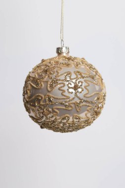 Noel balosu, beyaz arka planda güzel Noel oyuncakları