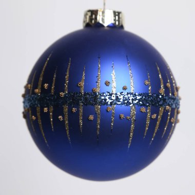 Noel balosu, beyaz arka planda güzel Noel oyuncakları