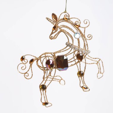 Noel balosu, beyaz arka planda güzel Noel oyuncakları