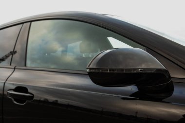 Şehrin arka planında yakın plan araba farları var.