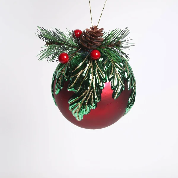 白い背景にクリスマスボール 美しいクリスマスのおもちゃ — ストック写真