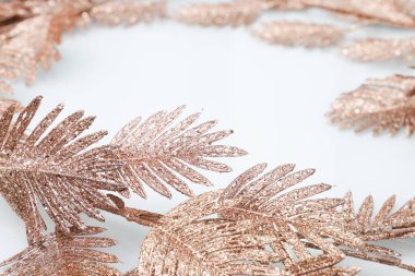 Altın dallı güzel beyaz arkaplan, metin için boş alan, tasarım kaynağı