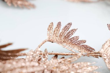 Altın dallı güzel beyaz arkaplan, metin için boş alan, tasarım kaynağı