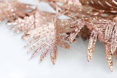 Altın dallı güzel beyaz arkaplan, metin için boş alan, tasarım kaynağı