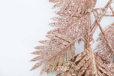 Altın dallı güzel beyaz arkaplan, metin için boş alan, tasarım kaynağı