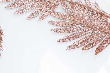 Altın dallı güzel beyaz arkaplan, metin için boş alan, tasarım kaynağı