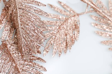 Altın dallı güzel beyaz arkaplan, metin için boş alan, tasarım kaynağı