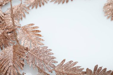 Altın dallı güzel beyaz arkaplan, metin için boş alan, tasarım kaynağı