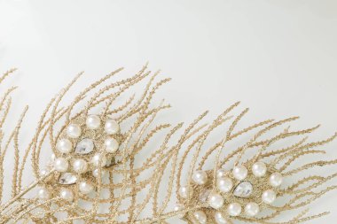 Altın dallı güzel beyaz arkaplan, metin için boş alan, tasarım kaynağı