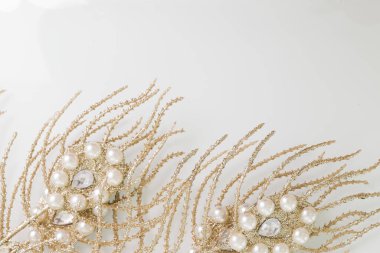 Altın dallı güzel beyaz arkaplan, metin için boş alan, tasarım kaynağı