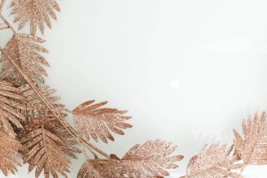 Altın dallı güzel beyaz arkaplan, metin için boş alan, tasarım kaynağı