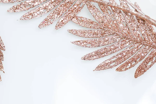 Altın dallı güzel beyaz arkaplan, metin için boş alan, tasarım kaynağı