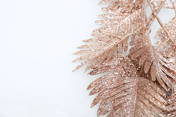 Altın dallı güzel beyaz arkaplan, metin için boş alan, tasarım kaynağı