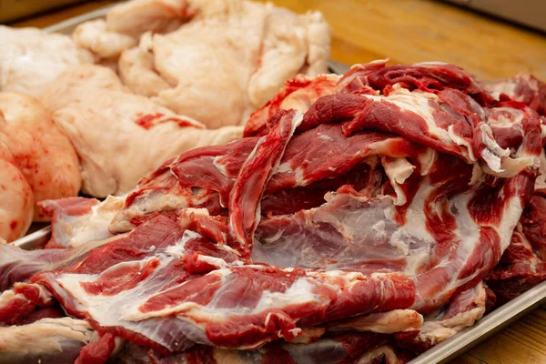 新鲜生肉特写 腌制牛肉 — 图库照片