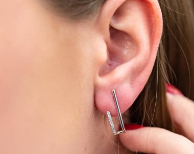 Beyaz arkaplandaki mücevherler izole edildi