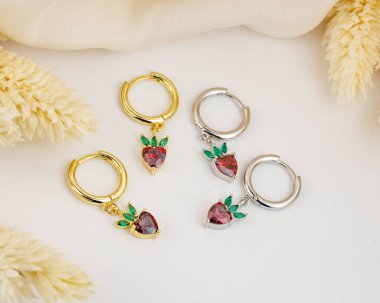 Beyaz arkaplandaki mücevherler izole edildi