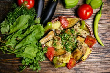 Tahta bir masada sebze güveci