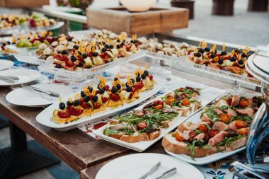 Kanepeli lezzetli açık büfe ve tuzlu ve tatlı farklı lezzetli yemekler.