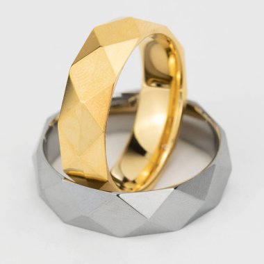 Beyaz arkaplandaki mücevher yüzükleri izole edildi